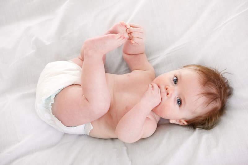 Позиции за хоспитализация при бебета! Как се отлага новородено бебе? С лице надолу или назад ...