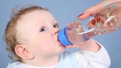 Трябва ли на бебетата да се дава вода?