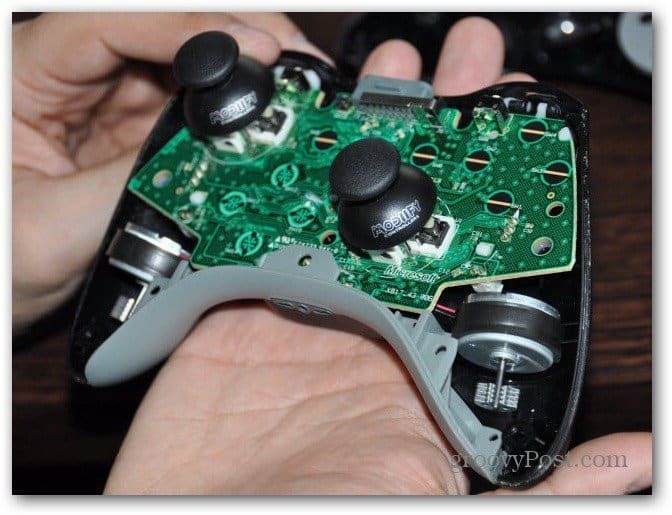 Как да сменим аналогови палец на контролер Xbox 360