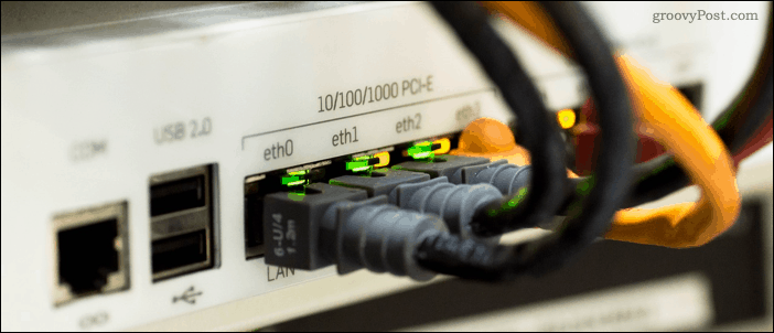 Ethernet кабели, включени в мрежов комутатор