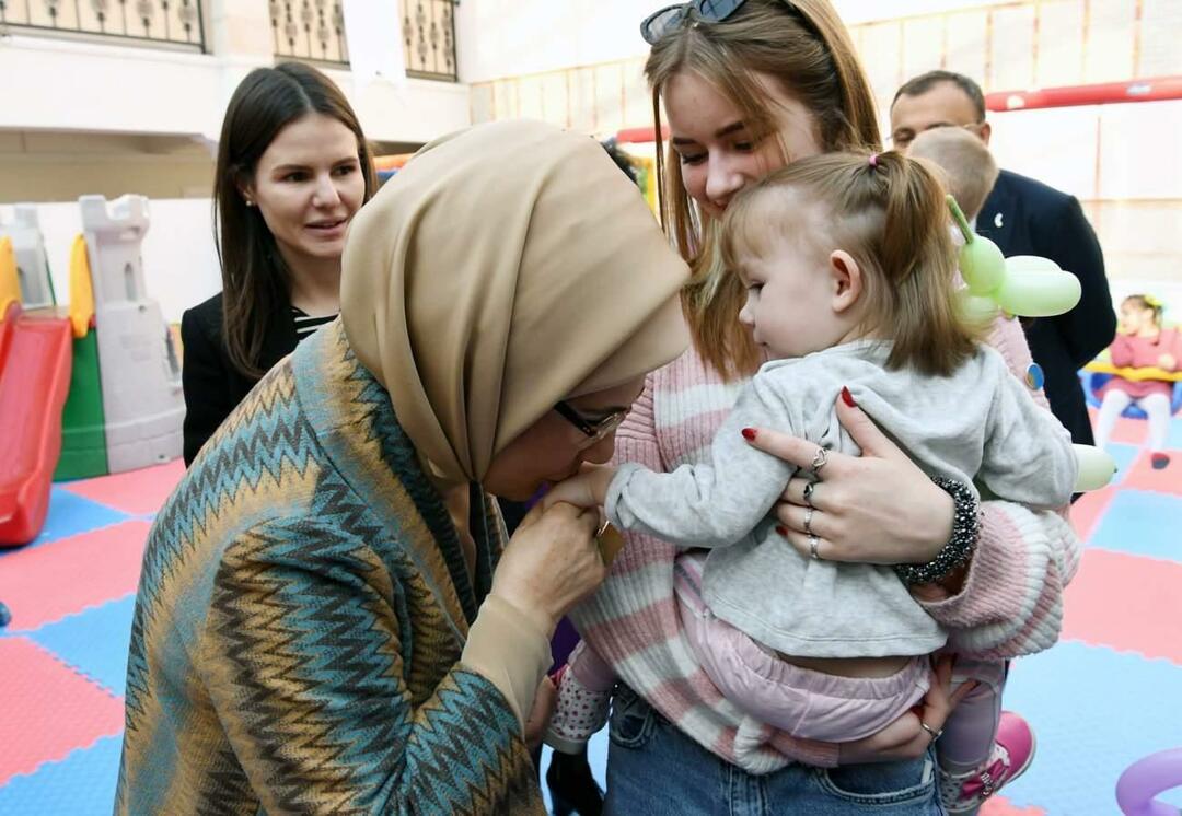 Емине Ердоган се срещна с украински деца сираци