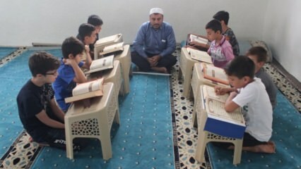 Зрително затрудненият имам Некметтин учи децата на Корана!