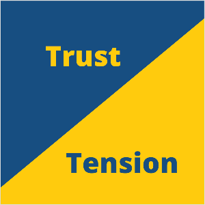 Това е квадратна илюстрация на маркетинговата концепция на Сет Годин за доверие и напрежение. Квадратът е син триъгълник в горния ляв и жълт триъгълник в долния десен ъгъл. В синия триъгълник в жълт текст пише Trust. В жълтия триъгълник синият текст казва Напрежение.