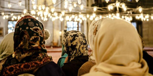 Дали жените приемат петъчните молитви?