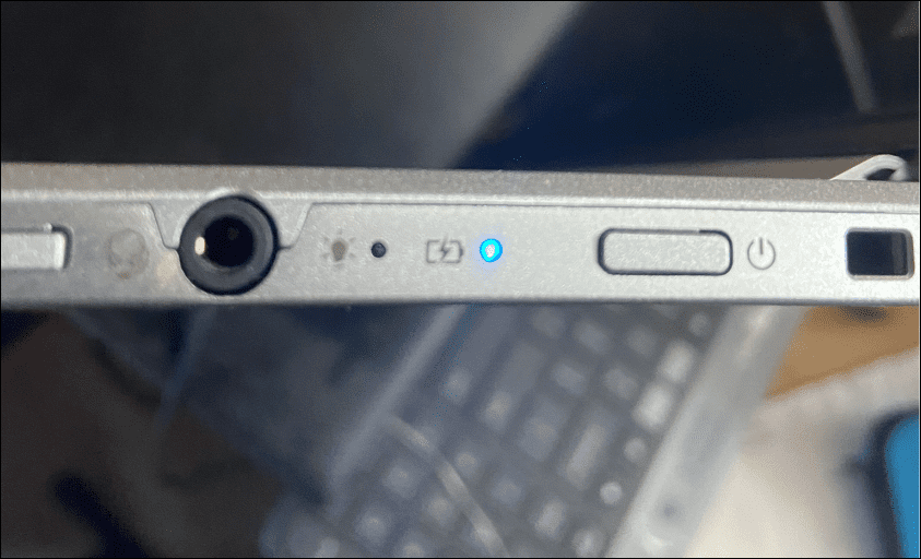 Страничният бутон за захранване коригира черен екран на Chromebook