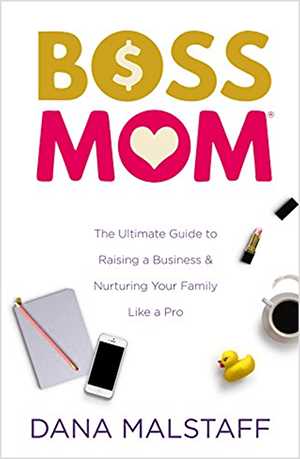Това е екранна снимка на корицата на книгата за Boss Mom: The Ultimate Guide to Raising a Business & Nurturing Your Family Like a Pro от Dana Malstaff. Думите в заглавието се появяват съответно в жълто и розово. Знак за долар се появява вътре в O в думата Boss. Сърце се появява вътре в О в думата мама. Корицата има бял фон, а под заглавието и слогана са подредени бележник, iPhone, гумено патешко, чаша кафе и отворена тръба с розово червило.