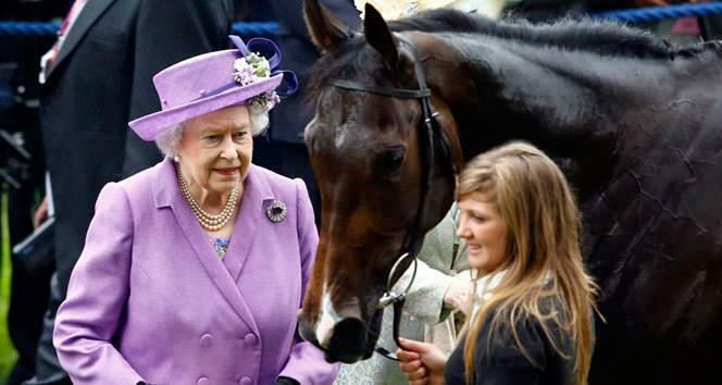 кралица Елизабет и нейните коне 