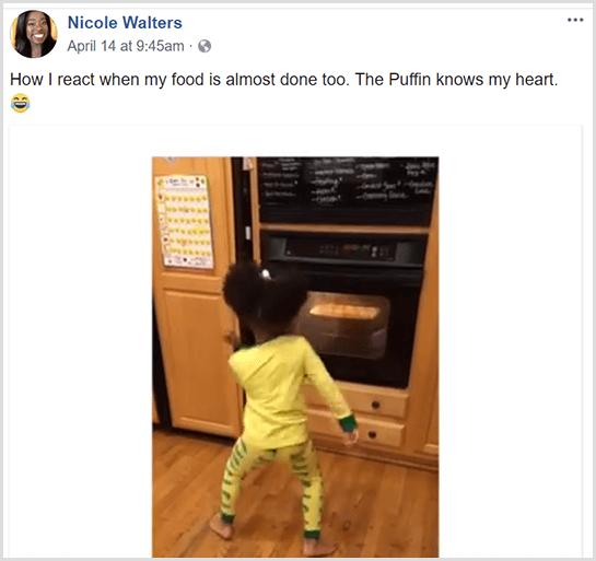 Никол Уолтърс публикува във Фейсбук видео, на което малката й дъщеря танцува пред фурната по пижама, докато чака храната й да приключи с готвенето.