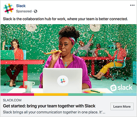 Това е екранна снимка на реклама във Facebook за Slack. В рекламния текст се казва „Slack е центърът за сътрудничество за работа, където екипът ви е по-добре свързан.“ На рекламното изображение чернокожа жена седи на бюро със сив лаптоп. Косата й е къса и задържана с цветна лента за глава. Тя е облечена в блуза от fuschia и тюркоазено колие и духа през жълт шумозаглушител. На заден план други хора седят на бюрата и носят цветни дрехи. Офисът е боядисан в ярко зелено, а от тавана падат конфети. Talia Wolf препоръчва в рекламите Ви да се използват снимки като тази, които показват сурова емоция.