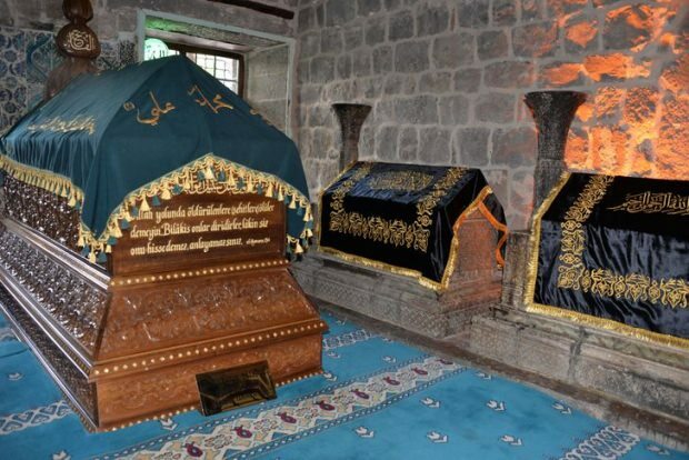 Жените Diyarbakır плетат за гробовете на Пророците