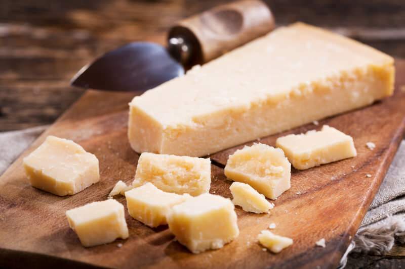 Какво е пармезан и как се прави? Кои ястия се използват със сирене пармезан?