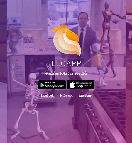Това е екранна снимка на началната страница на приложението Leo AR. Фонът има лилав оттенък и показва мъж, който танцува в кухнята си с анимиран скелет, анимирано дете в жълта тениска и къси панталони и анимиран андроид. В центъра е името на приложението и бутоните за намиране на приложението в Google Play и App Store.