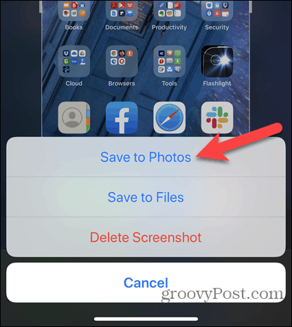 Докоснете Запазване в снимки, когато редактирате екранна снимка на iPhone