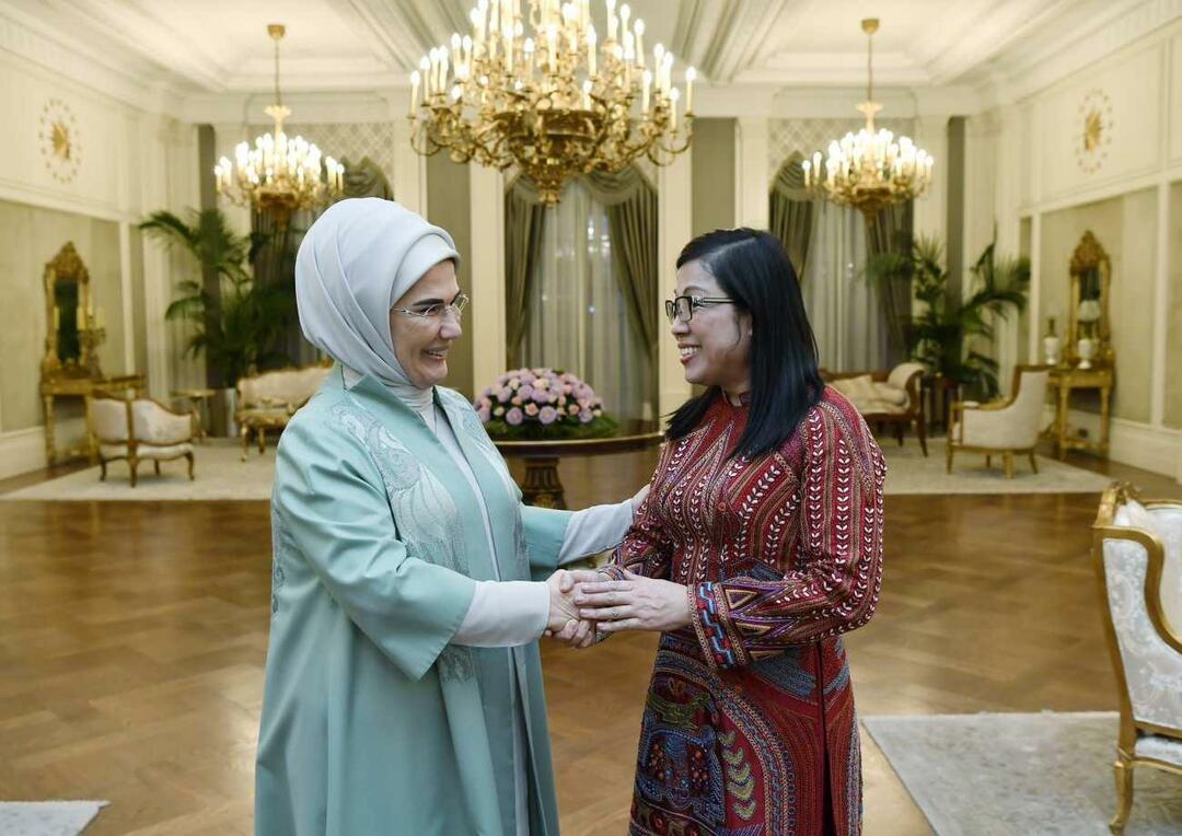 Първата дама Ердоган и министър-председателят на Виетнам
