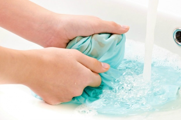 Как да почистите петното от цветното пране?