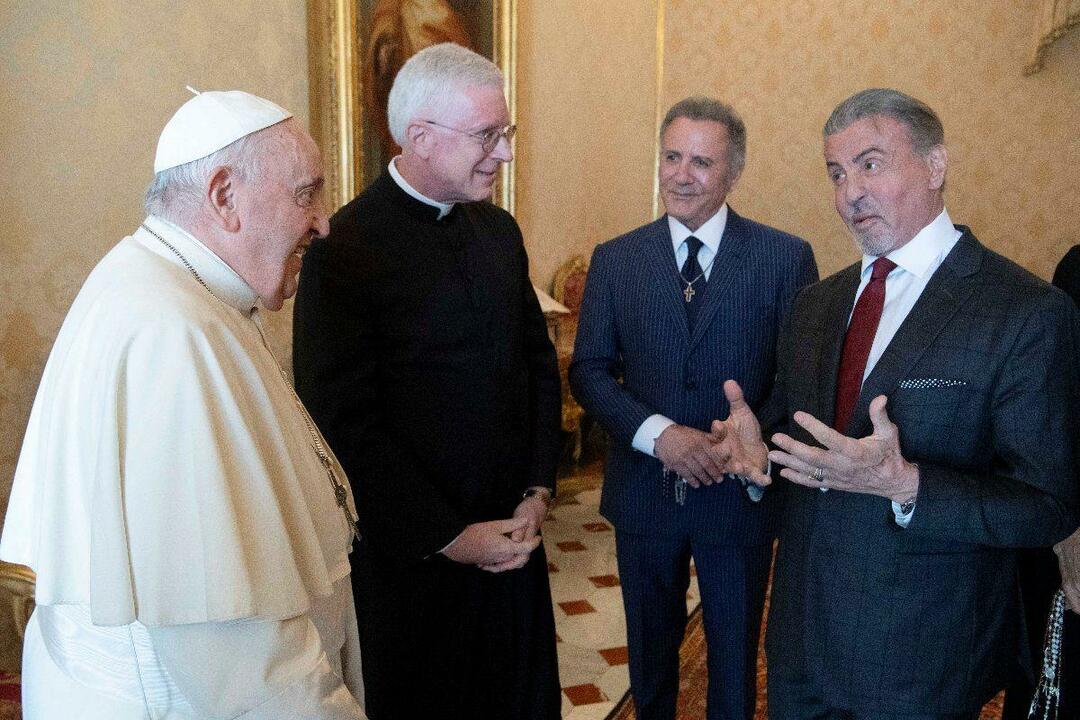 Силвестър Сталоун посети папа Франциск със семейството си