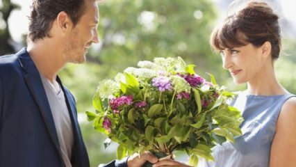 Защо жените трябва да купуват цветя?