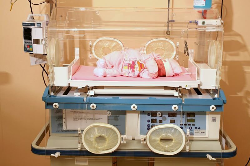Колко дни бебетата остават в инкубатора? Функции на инкубатора