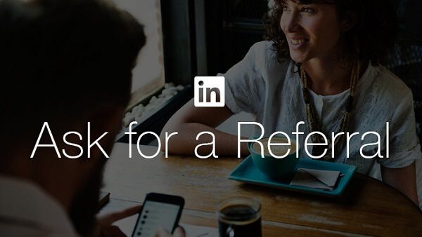 LinkedIn улеснява търсещите работа да поискат препоръка от приятел или колега с новия бутон LinkedIn „Поискайте препоръка“.