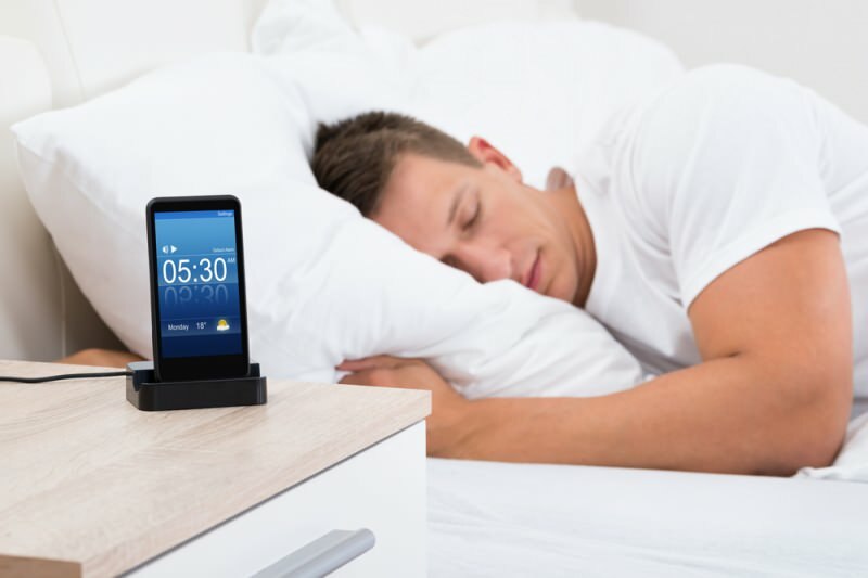 Сънят близо до мобилния телефон причинява сериозни заболявания