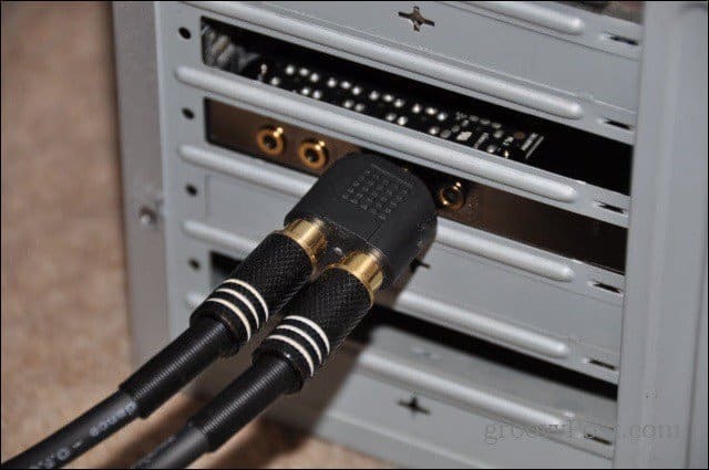 Надстройте кабелите за звукова карта на компютър