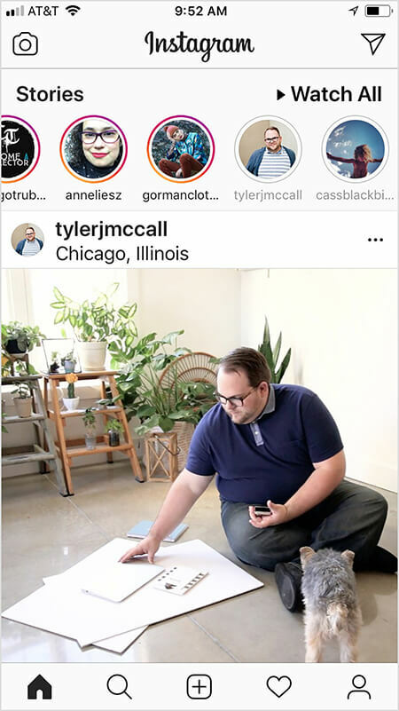 Тайлър Дж. McCall е забелязал, че алгоритъмът на Instagram изглежда показва по-голяма част от съдържанието на акаунта в емисията, ако гледате или взаимодействате с историята на акаунта в Instagram и обратно. Началният екран на потребителя в Instagram показва публикация от Тайлър, след като потребителят е гледал неговата история. Изображението на емисията в Instagram показва Тайлър, седнал на пода с големи листове бяла хартия и тетрадка. Малко черно и загарено куче е изправено пред Тайлър. Много зелени растения по стълбите са на заден план.