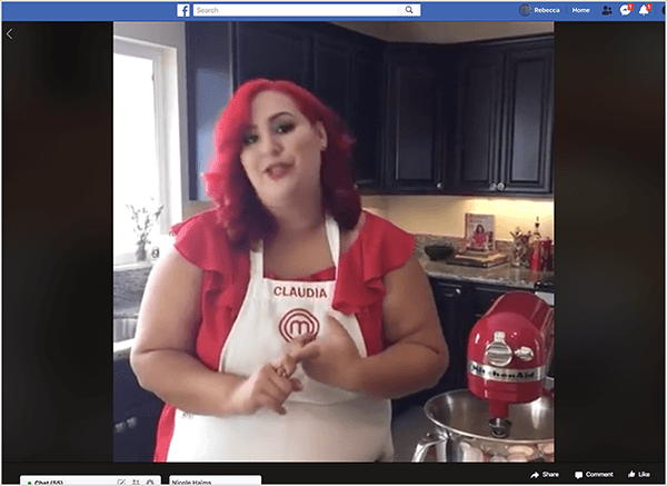 Това е екранна снимка на видеоклип във Facebook на живо с участието на готвача Клаудия Сандовал, който тя беше домакин през 2016 г. като част от кръстосана промоция с приложението T-Mobile Tuesday. Във видеото Клаудия стои в кухня с черни шкафове и гранитни плотове. Прозорец над мивката пропуска естествена светлина в стаята. Клаудия стои до червен миксер за кухненски помощник. Тя е латиноамериканка, която има яркочервена коса, която пада точно под раменете. Тя е с грим, ярко червен връх и бяла престилка с Claudia и логото на MasterChef, избродирано в червен конец. Докато говори, тя жестикулира с ръце. През 2016 г. Стефани Лиу си сътрудничи с Клаудия за продуцирането на това видео на живо.