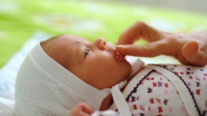 Естествени лекове, които причиняват язви на афти при бебетата! Как преминават раните от афти?