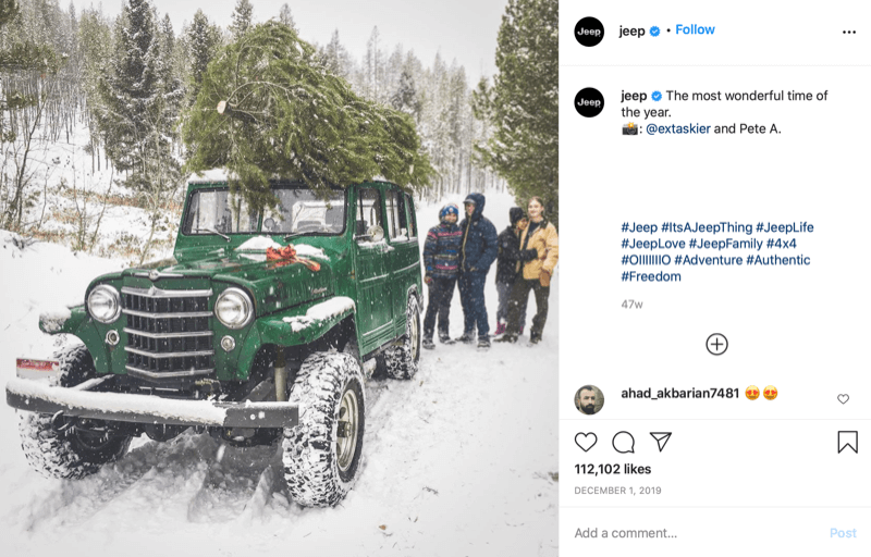Instagram публикация от @jeep, показваща семейство в края на лова на коледни елхи с дърво на върха на джипа им, дълбоко в снега и дървесната държава
