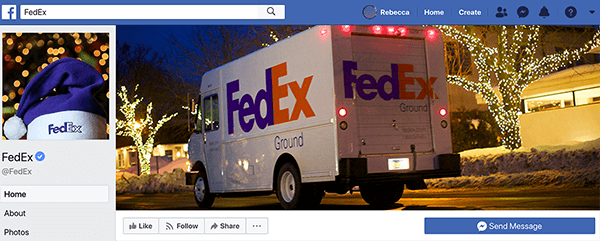 Това е екранна снимка на страницата на FedEx във Facebook. За празниците изображението на профила е лилава шапка на Дядо Коледа с FedEx, отпечатана върху бялата лента. Снимката на корицата е камион на FedEx, шофиращ от къщи, украсени със светлини.