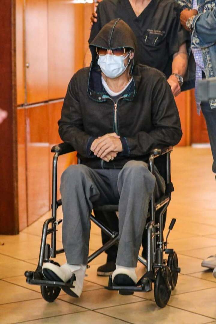 Брад Пит излиза от инвалидната количка 