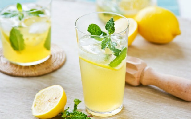 Какво се случва, ако пием редовен лимонов сок?
