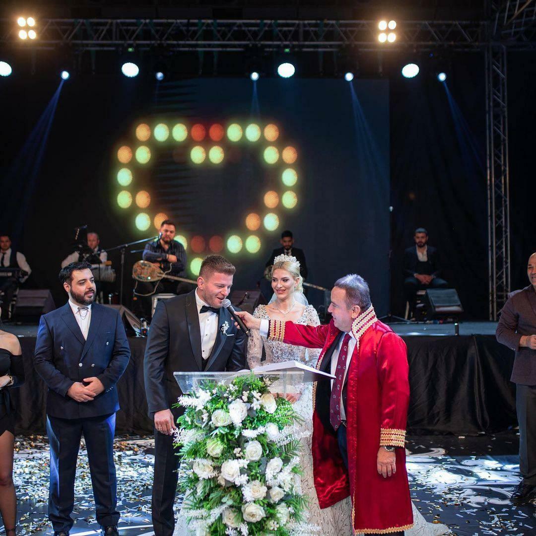 Сватбата на известната двойка бе извършена от кмета на Столична община Анталия.