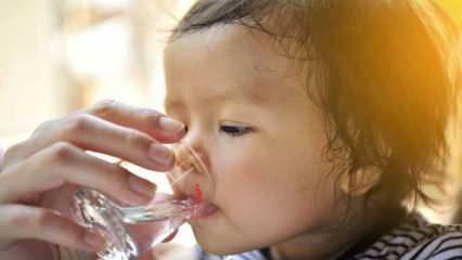 Как трябва да се дава вода на бебетата? Може ли да се дава вода на бебета под шест месеца?