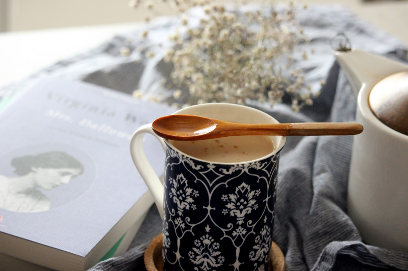 Какво е Chai Tea Latte и как се прави? Какво има в чаеното чаено лате?