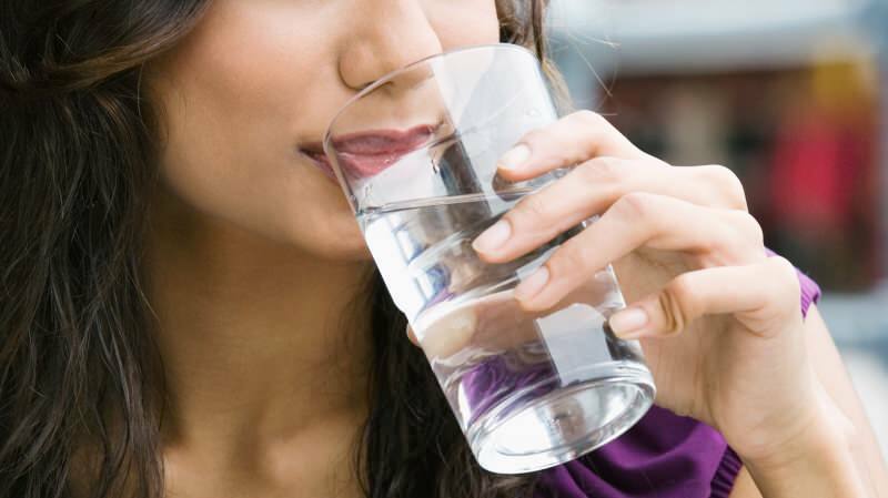 Вредно ли е да пиете вода между храненията?