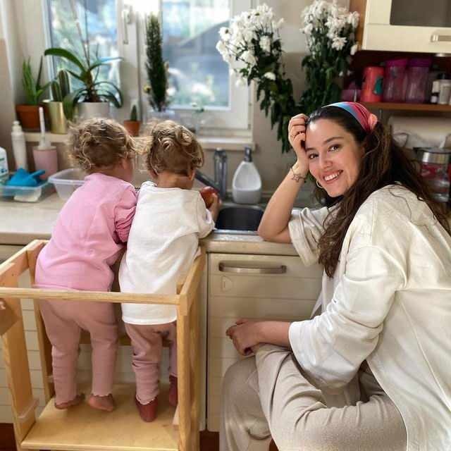 Споделяне от нейната майка близначка Пелин Акил, което ви кара да се усмихвате с нейните деца!