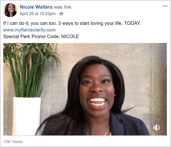 Никол Уолтърс споделя видео на живо във Facebook, популяризирайки курса си Fierce Clarity. Тя се появява с бизнес дрехи пред неутрална стена и високо бамбуково растение в бяла плантатор.