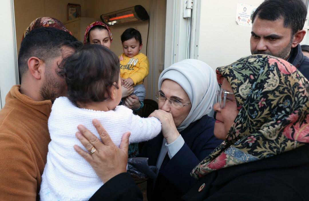 Емине Ердоган посети семейства на пострадали от земетресението