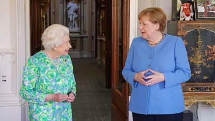 Кралица Специален подарък от Елизабет на германския президент Ангела Меркел!
