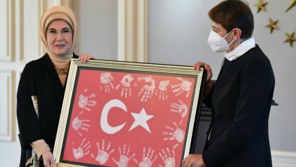 Първата дама Ердоган се срещна с учители!