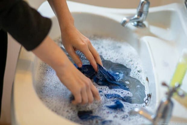 Как да почистите дрехите, които се потят от пот? Как се отстранява петна от пот?