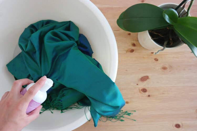 Как да почистите копринени шалове / шалове у дома?