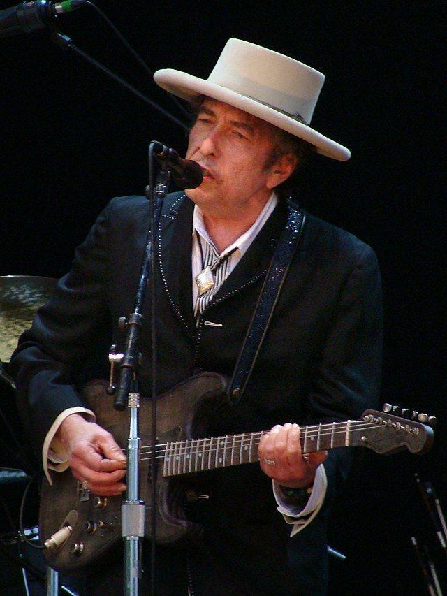 Боб Дилън се извинява на феновете