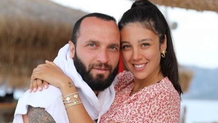 Стомахът на съпругата на Беркай Özlem Şahin става очевиден