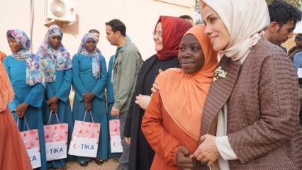 Есра Албайрак се присъединява към хранителната помощ на TİKA към Буркина Фасо