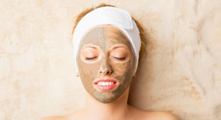 За да почистите правилно кожата: Нанесете глинена маска