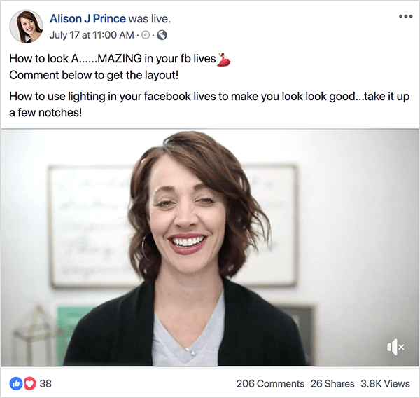 Това е екранна снимка на Alison J Prince, хостваща видеоклип във Facebook на живо на 17 юли от 11:00 часа. Текстът на публикацията над видеото казва „Как да изглежда A... MAZING във вашия FB живот Коментирайте по-долу, за да получите оформлението! Как да използвам осветлението във вашия живот във facebook, за да изглеждате добре.. . вземете го с няколко стъпала! “ Във видеото Алисън се появява от раменете нагоре. Тя е бяла жена с вълнообразна кафява коса, подстригана точно над раменете. Носи сива тениска с v-образно деколте и черна жилетка. Тя се усмихва във видеото. Видео публикацията на живо има 38 реакции, 206 коментара, 26 споделяния и 3,8 000 показвания. Мери Катрин Джонсън обяснява, че тези видеоклипове на живо привличат заинтересованите зрители във фунията за ботове на Alison’s Messenger.