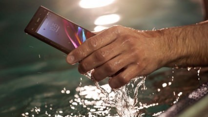 Какво трябва да се направи по телефона, който пада във водата?
