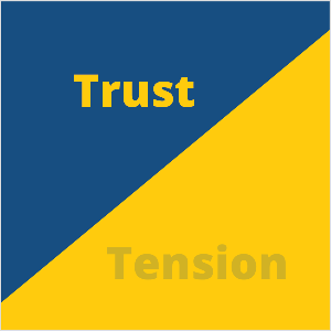 Това е квадратна илюстрация на наблюдението на Сет Годин, че някои компании се опитват да премахнат напрежението в своя маркетинг. Квадратът е син триъгълник в горния ляв и жълт триъгълник в долния десен ъгъл. В синия триъгълник в жълт текст пише Trust. В жълтия триъгълник синият текст казва Напрежение, но е почти прозрачен и избледнява в жълтия фон.